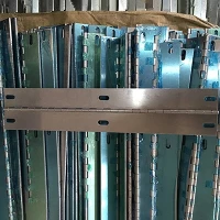 Dobradiça de piano com furos ranhurados